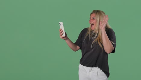 Mujer-Adulta-Maquillada-Haciendo-Gestos-Mientras-Realiza-Una-Videollamada-Con-Un-Teléfono-Inteligente