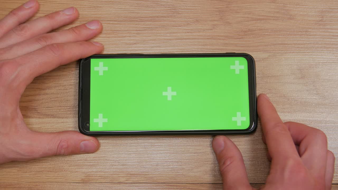 스마트폰을 들고 있는 남자 손