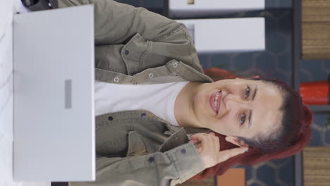 video vertical del retrato de una mujer de negocios exitosa e inteligente.