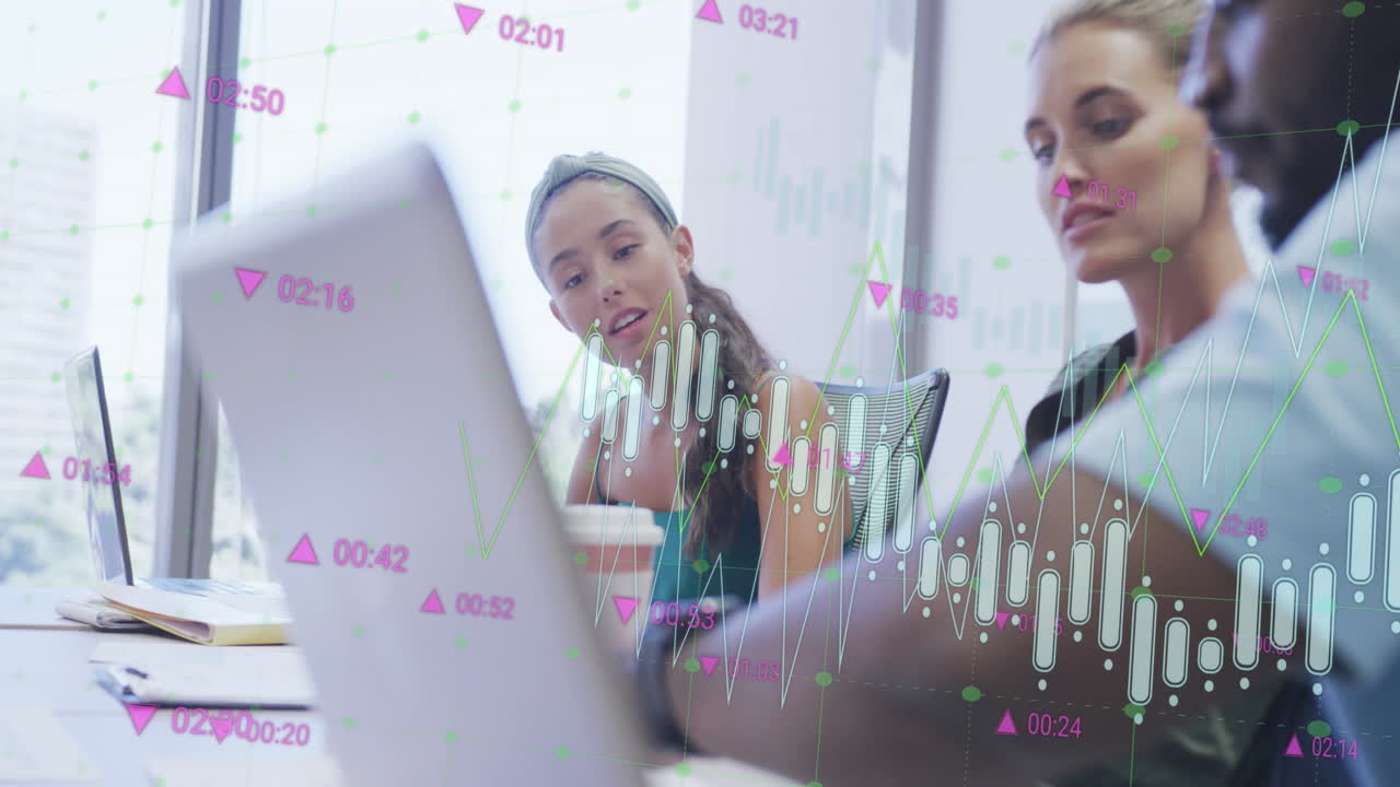 다양한 동료들이 보고서를 논의하는 동안 숫자를 변경하는 여러 그래프의 애니메이션