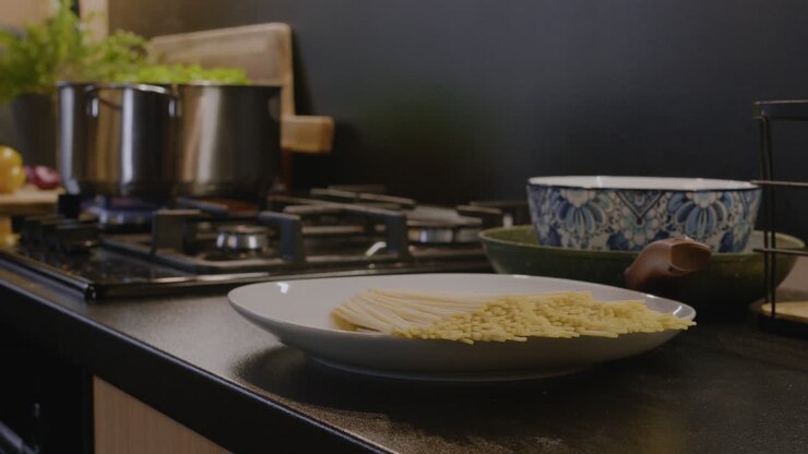 Spaghetti crudi su un piatto