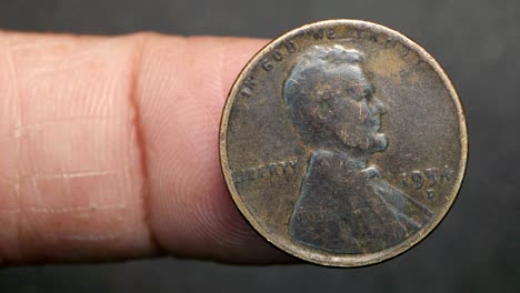 primer plano de monedas muy antiguas