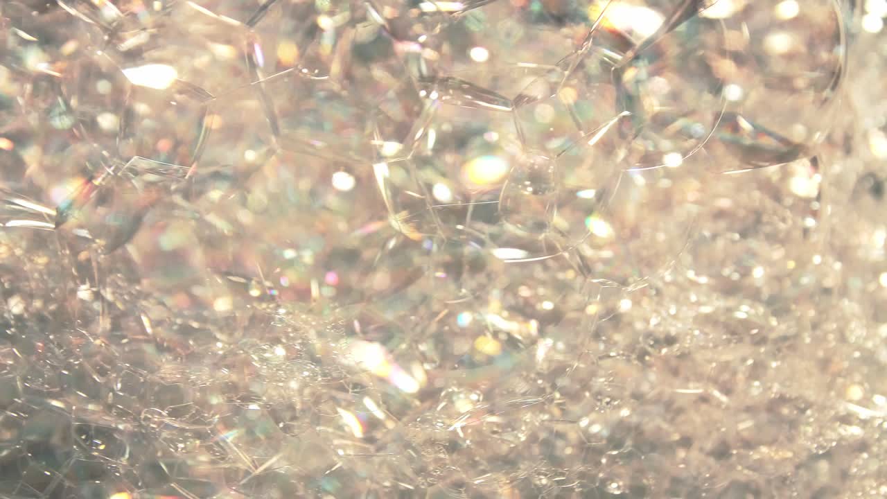 주위를 회전하는 노란색 거품 거품