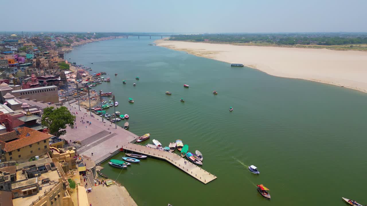 vista aérea del río ganga y los ghats en varanasi, india