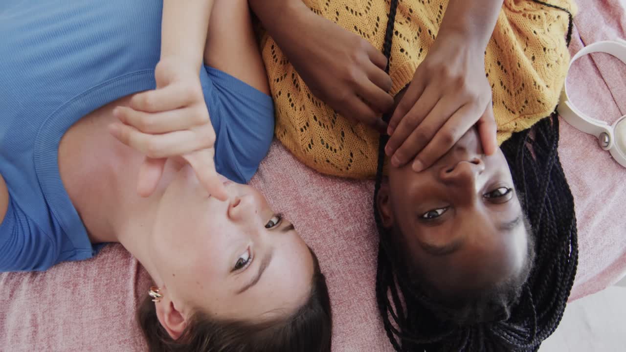un montaje de dos amigas adolescentes diversas pasando su tiempo libre juntas, en cámara lenta.