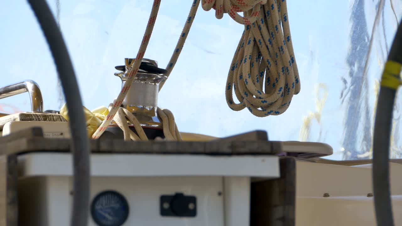 hawser en un velero de viaje