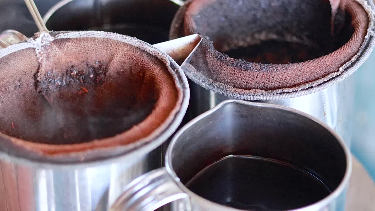 preparando café en el mercado de khlong lat mayom