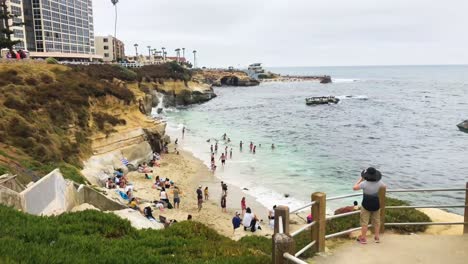 La-Gente-Disfruta-De-Una-Soleada-Playa-De-California-Cerca-De-San-Diego