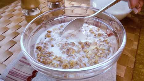Muesli-De-Cereales-Integrales-En-Un-Tazón-Para-Un-Delicioso-Desayuno-Con-Leche-Por-La-Mañana.-Cámara-Lenta-Con-Seguimiento-De-Rotación.