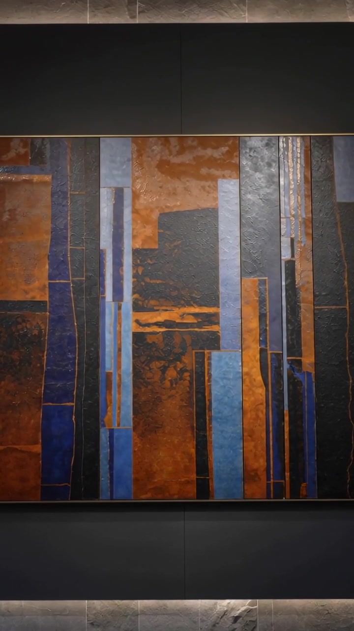 Video verticale: Abbassando la telecamera si rivela arte astratta incorniciata in una galleria, studiando le texture.