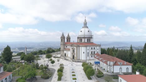 Luftaufnahme-Des-Historischen-Heiligtums-Unserer-Lieben-Frau-Von-Sameiro-In-Braga,-Nordportugal