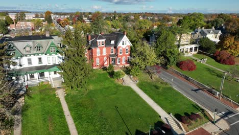 Casas-Victorianas-En-Una-Pintoresca-Ciudad-Americana-Durante-El-Otoño.