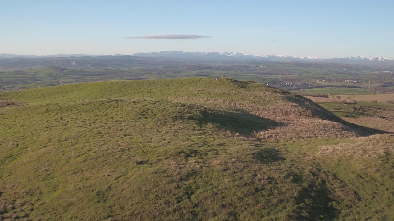 Vista aerea su Scout Hill nei South Lakes, che guarda verso Crooklands nel Regno Unito, con la cima innevata del Lake District