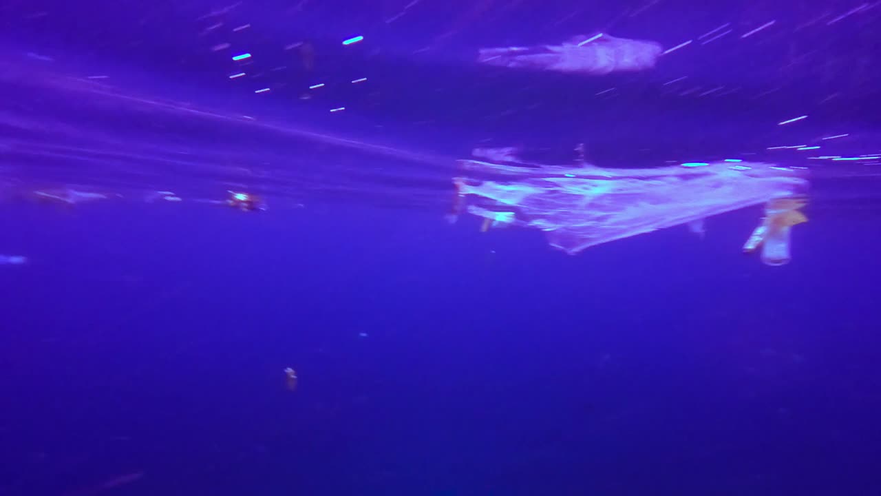 plástico, escombros, basura, basura, desechos, basura y basura contaminan el océano en todo el mundo