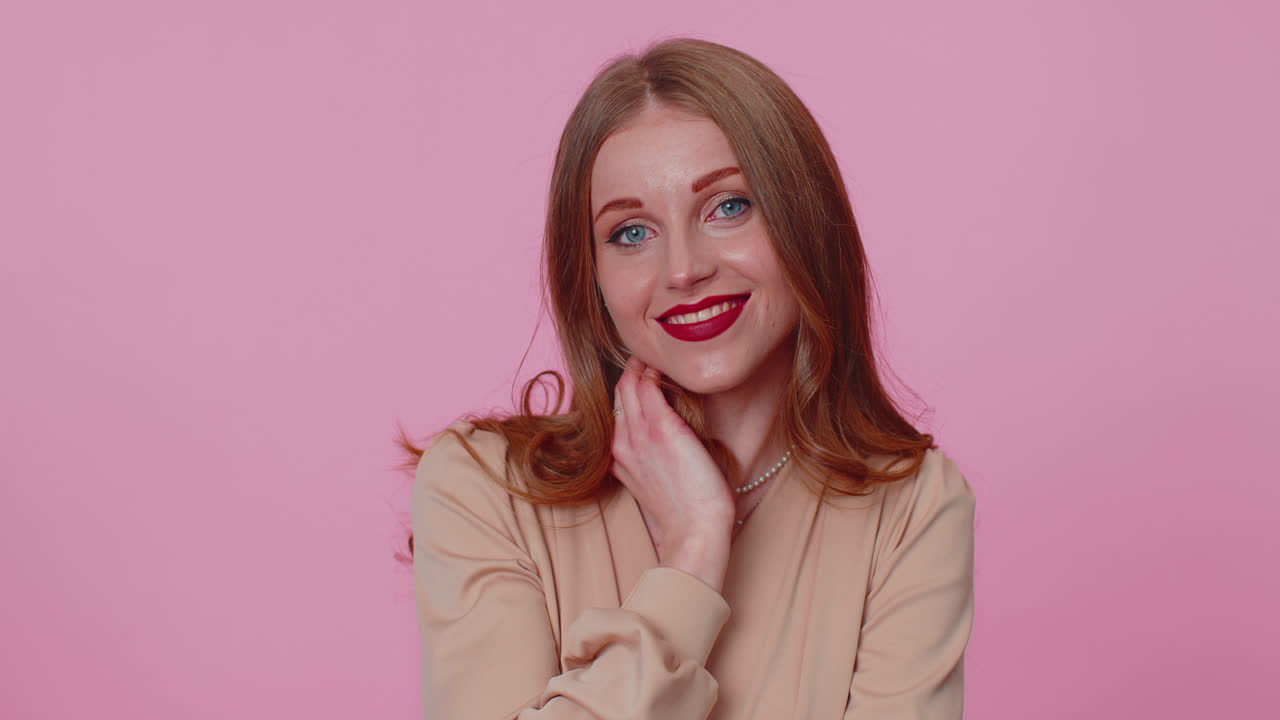 bruneta sonriente chica feliz parpadeando el ojo, mirando a la cámara con una sonrisa dentada, guiñando y coqueteando