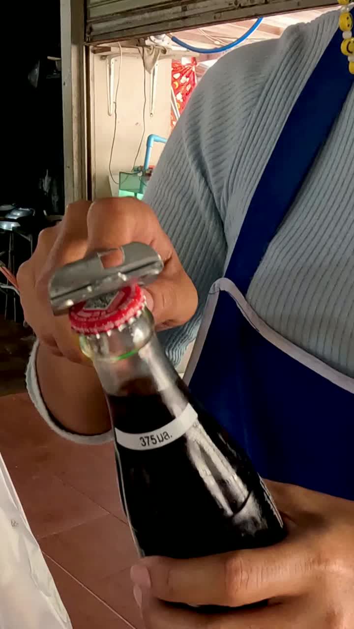 persona abriendo una botella de refresco durante seis segundos