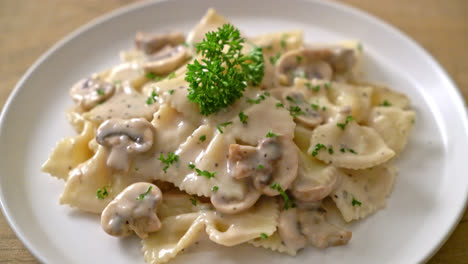 Pasta-Farfalle-Con-Salsa-De-Crema-Blanca-De-Champiñones---Estilo-De-Comida-Italiana