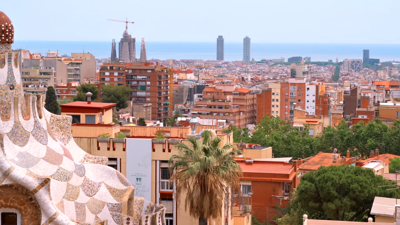 Barcelona, Spanien – 26. august 2022: Arkitektoniske elementer i Park Güell, der ligger på Turó del Carmel