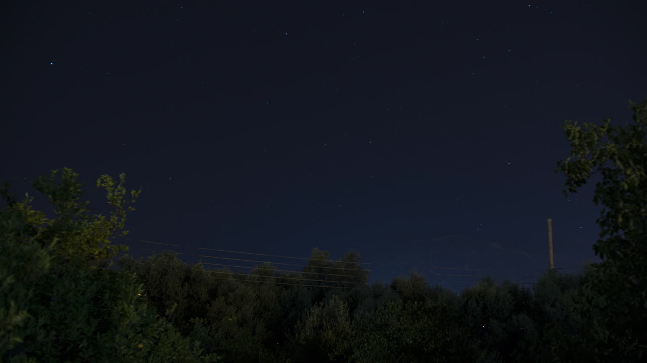 맑은 하늘과 떨어지는 별이 있는 야간 타임랩스