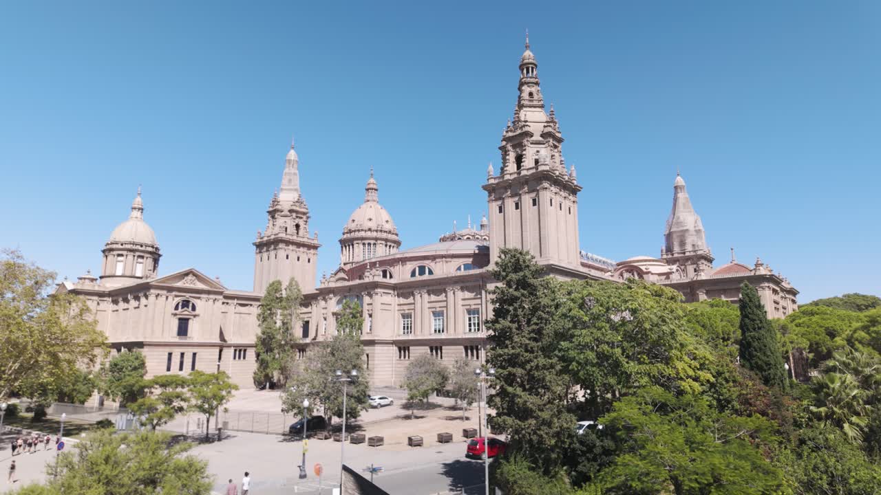 바르셀로나에 있는 고전 건축과 울창한 초록색으로 된 역사적인 박물관