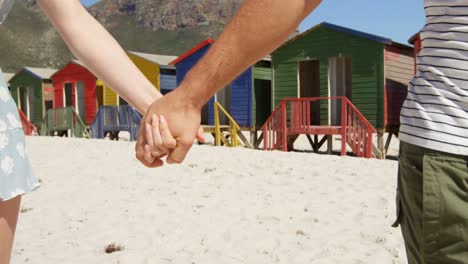 Pareja-Caminando-De-La-Mano-En-La-Playa-4k