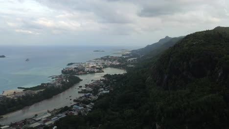 Paisajes-En-Seychelles-Filmados-Con-Un-Dron-Desde-Arriba-Que-Muestran-La-Naturaleza,-Montañas,-Casas-E-Islas-En-La-Isla-Principal-Mahe