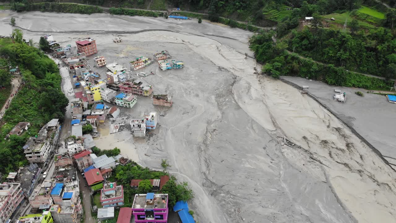 Inondazioni e frane si sono verificate in Nepal.