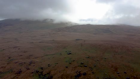 Clima-Atmosférico-Sobre-El-Parque-Nacional-De-Snowdonia-Cerca-Del-Lago-Llyn-Gwynant-En-Gales