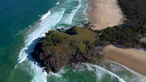 Drone-shot-of-coastline-and-rock-outcropping-at-Cabarita-Beach-Australia