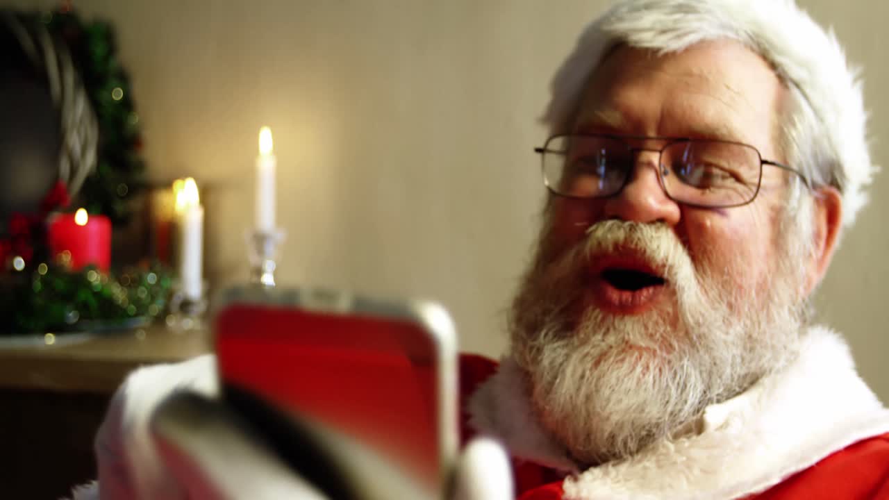 santa claus usando el teléfono móvil