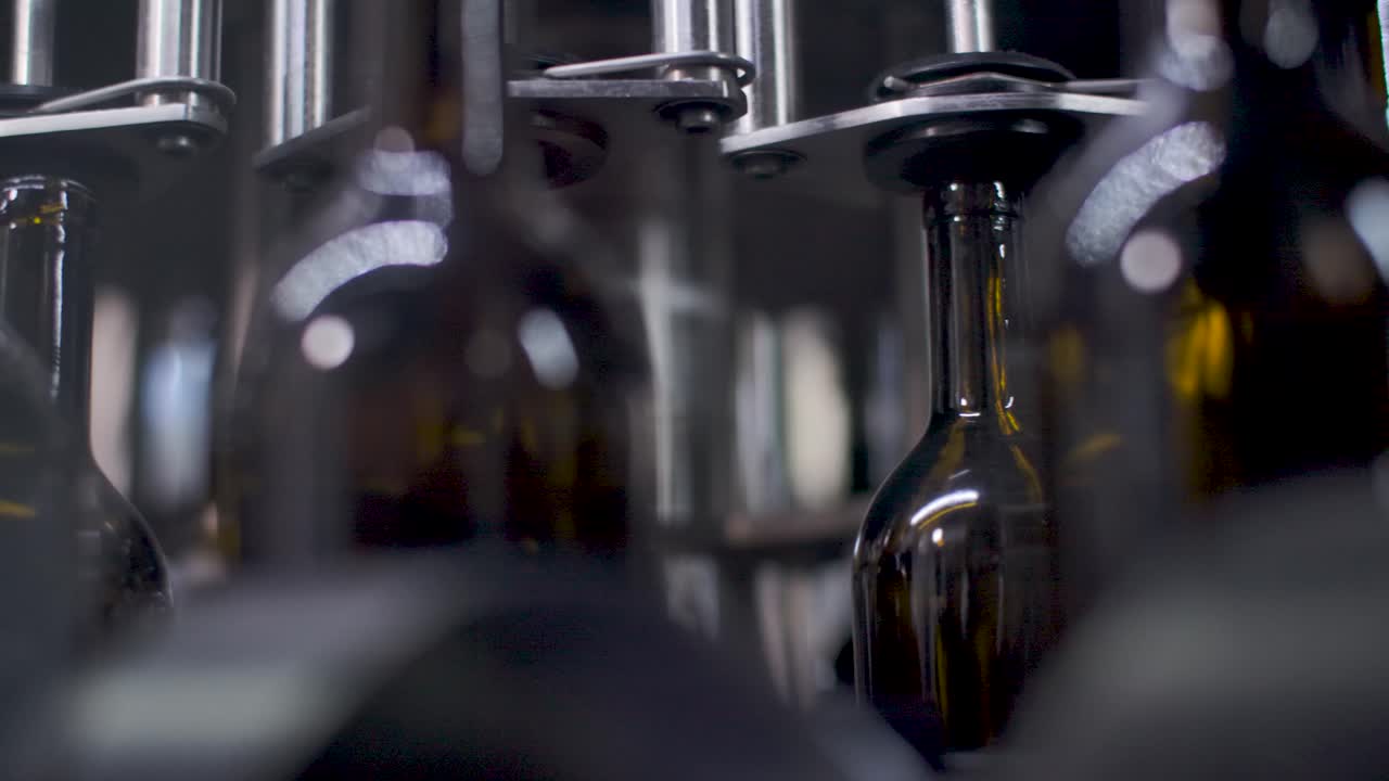 포도주로 채워질 준비가 된 빈 병, 와이너리에서 컨베이어 기계로 들어 올려짐