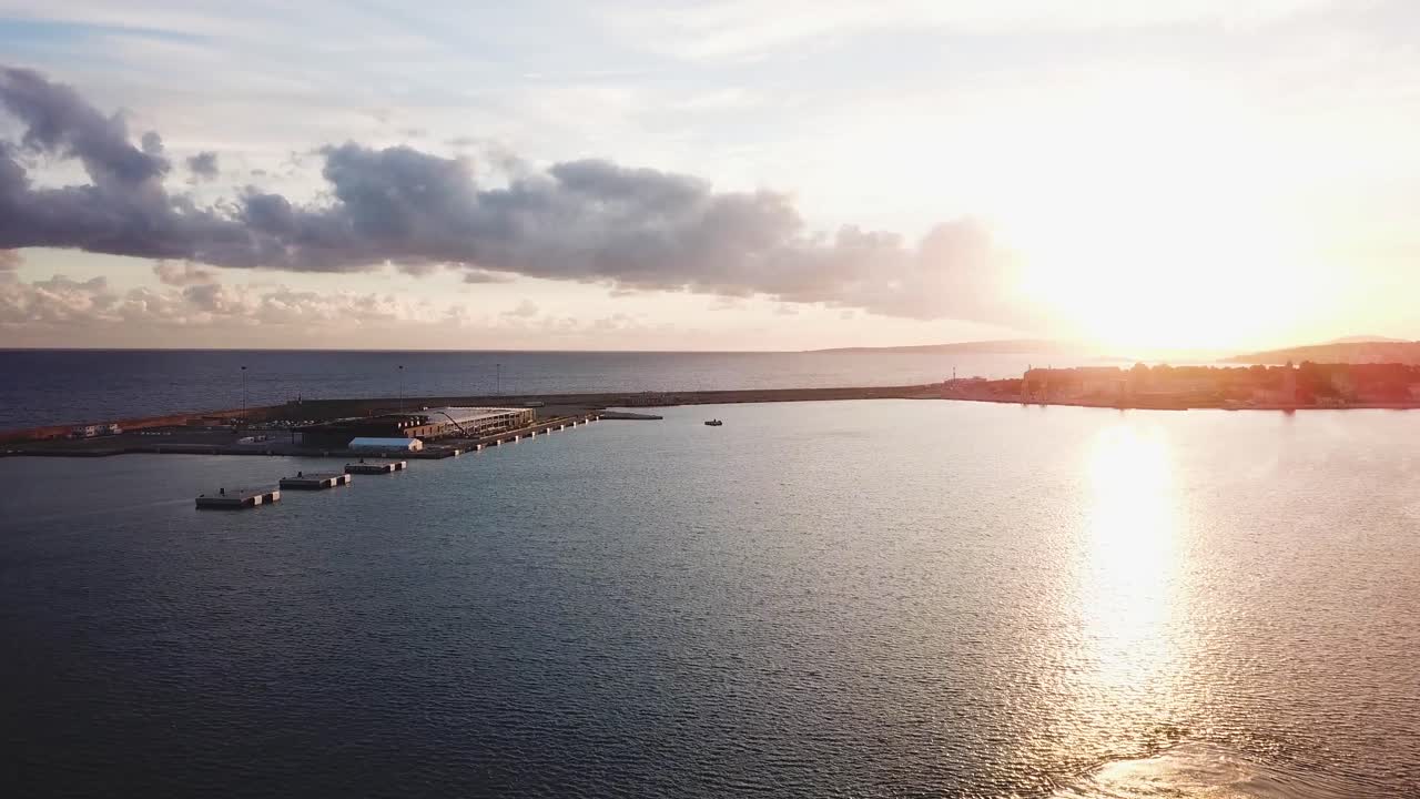 항구 위 의 해 가 지는 것