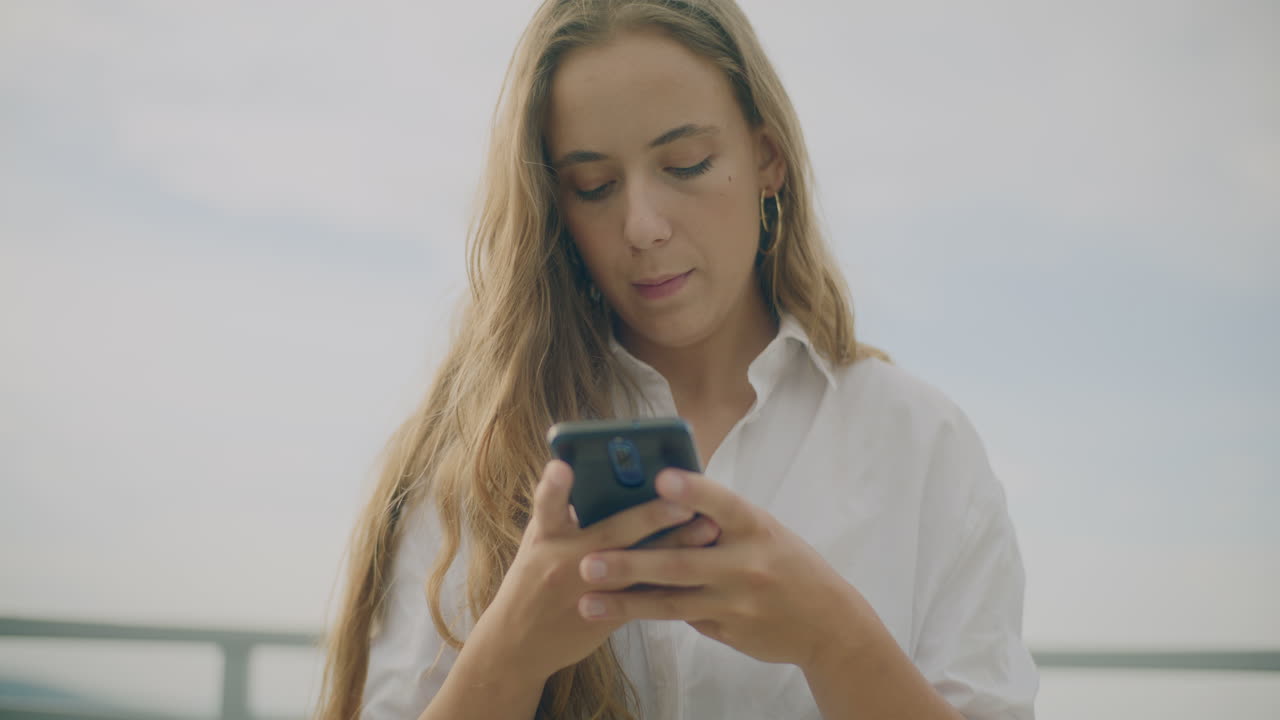 Navigazione sui social media dal telefono.