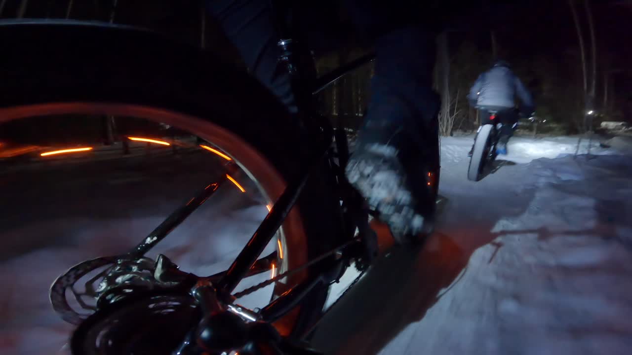 fatbike unico pov inverno in sella a sentieri forestali di notte