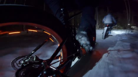 fatbike único punto de vista paseos en invierno senderos del bosque por la noche