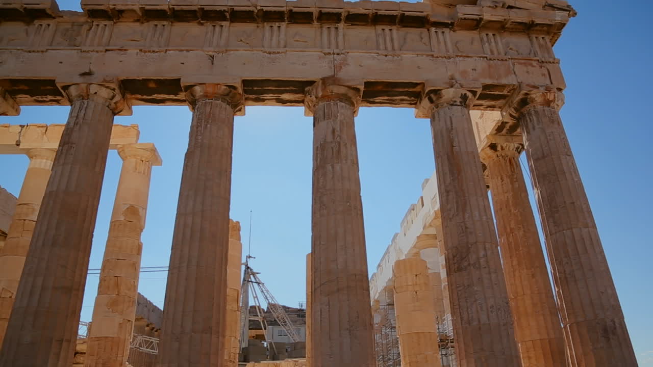 pan de ángulo bajo de las columnas de la acrópolis y el partenón en la cima de una colina en atenas grecia 2