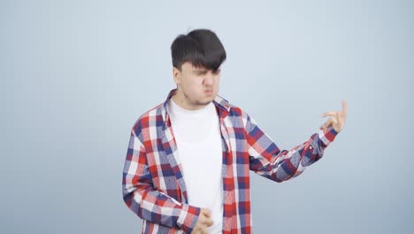 로커 기호를 하고 춤을 추는 남자