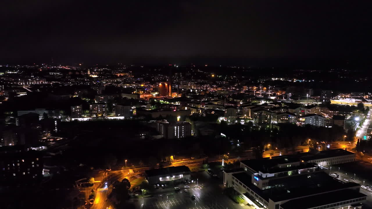 vista aérea de una ciudad por la noche