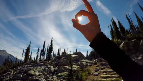 mujer gesticulando contra el sol 4k