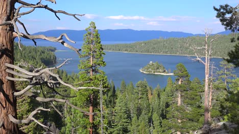 在塔霍湖的 emerald bay 的建立镜头