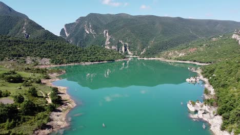 ager, catalonia 및 aragon, spain의 congost de mont rebei canyon - 파란색 에메랄드 noguera ribagorzana 강, 물거울 및 녹색 산의 공중 무인 항공기 전망