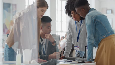 Equipo-Diverso-De-Gente-De-Negocios-Reuniéndose-Para-Intercambiar-Ideas-Para-El-Desarrollo-De-Planificación-De-Proyectos-De-Inicio-En-La-Oficina