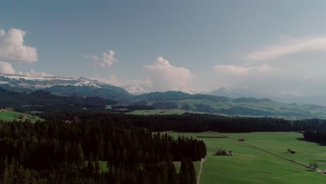 Antena-De-Lagos,-Bosques-Y-Montañas-En-La-Suiza-Rural