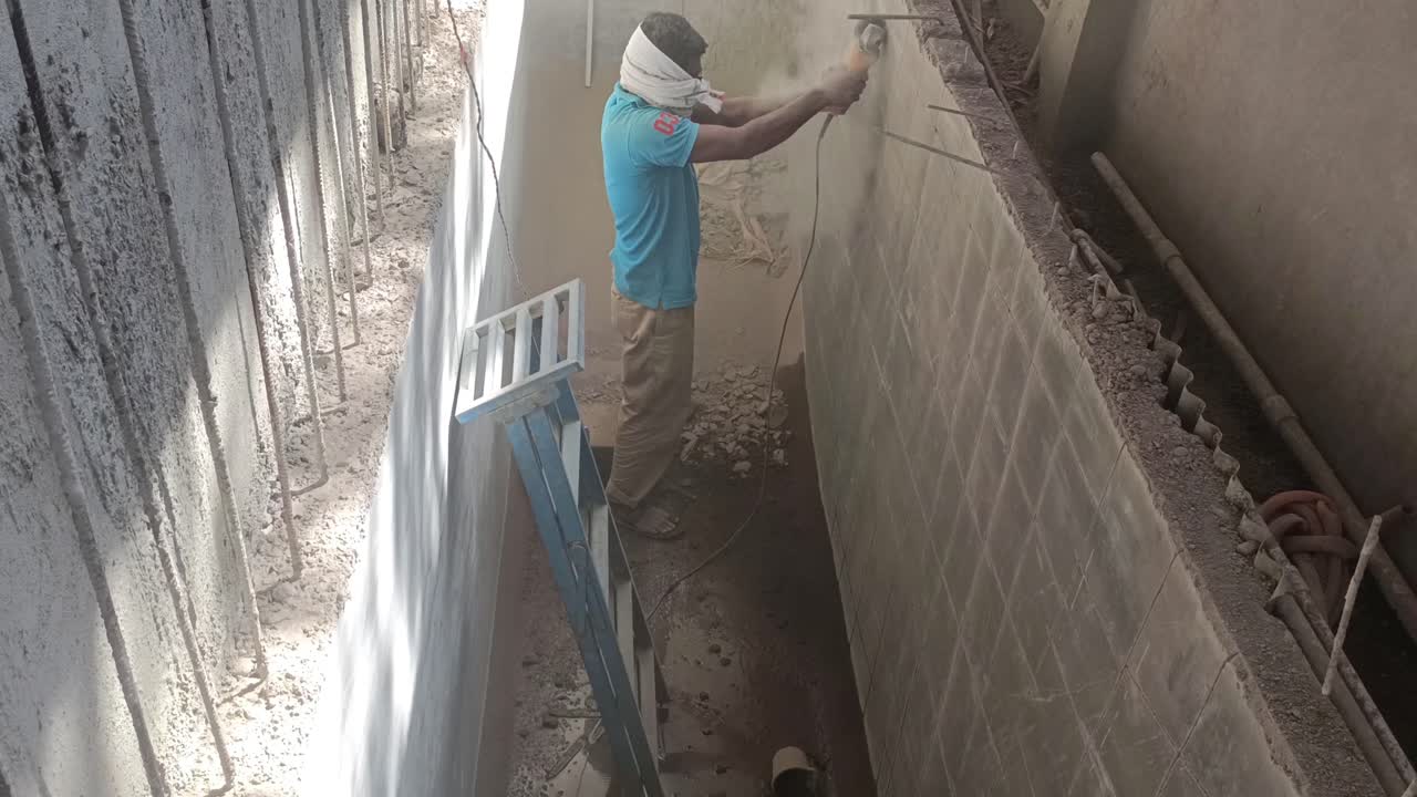 un constructor que trabaja con una amoladora de corte