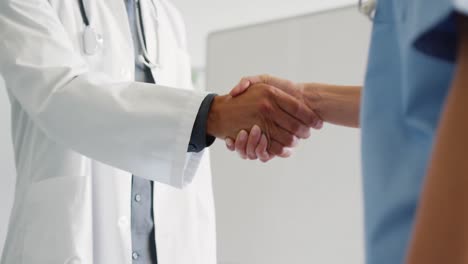 Male-and-female-doctors-shaking-hands-4k