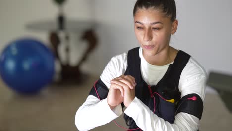 mujer haciendo entrenamiento de paramédicos