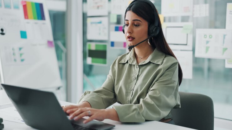 Imprenditrice in un call center durante una riunione virtuale