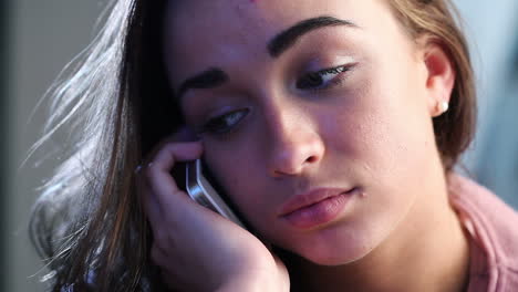 Triste-Adolescente-Deprimido-Usando-Teléfono-Celular