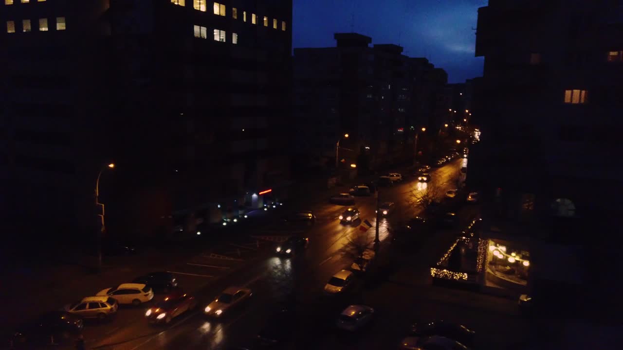 amplia toma aérea de la calle de la ciudad por la noche