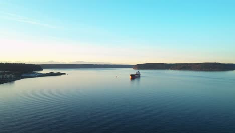 Crucero-En-Barco-A-Través-De-Dune-Peninsula-Bay-En-Ruston-Way-Tacoma-Washington---Toma-Aérea